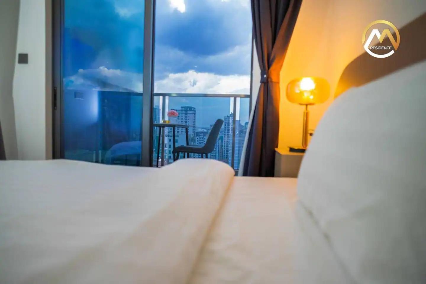 Hotel Serviced Apartments Top One Infinity Pool With View Of 360 Degree Phnom-Penh Buitenkant foto
