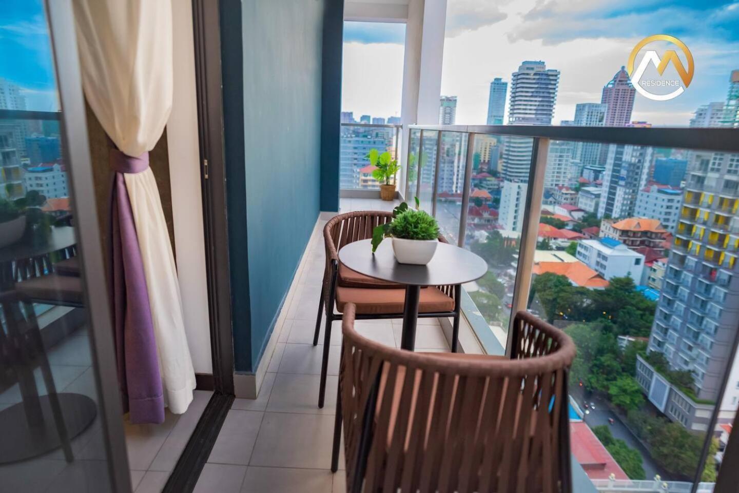 Hotel Serviced Apartments Top One Infinity Pool With View Of 360 Degree Phnom-Penh Buitenkant foto