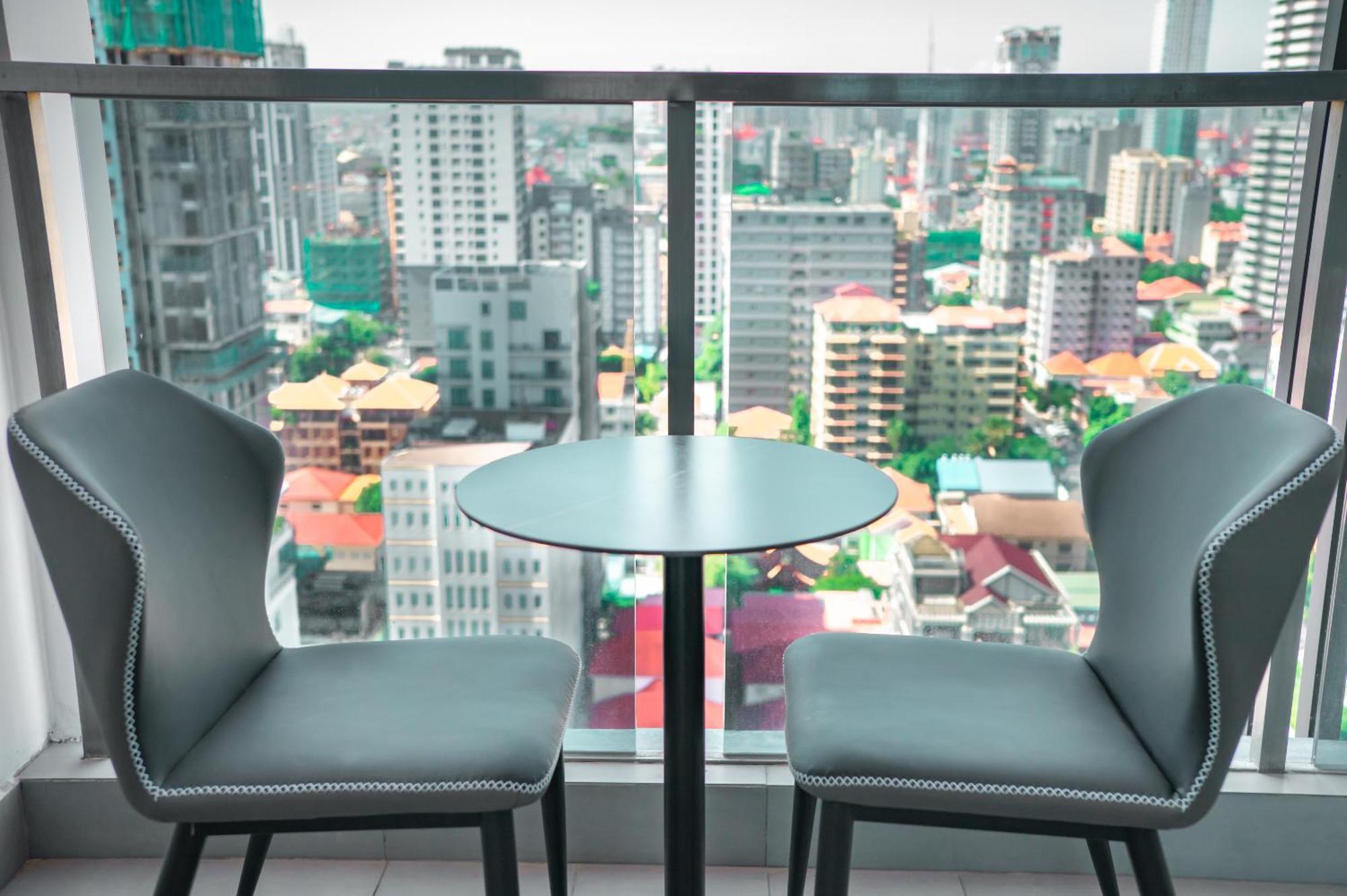 Hotel Serviced Apartments Top One Infinity Pool With View Of 360 Degree Phnom-Penh Buitenkant foto